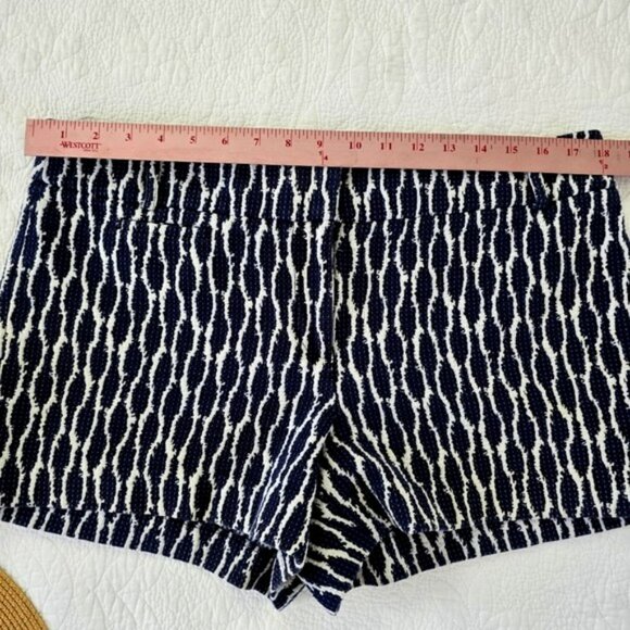 Ann Taylor Loft Women's Riviera Short Size 12 Navy Blue White Textured Vacation - Picture 7 of 12